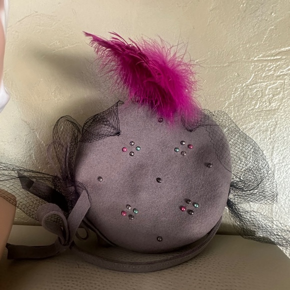 WONDROUS 1940s\' TAUPE FELT TILT HAT + MULTICOLORED STUDS, FEATHER & VEIL main image 8